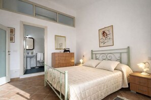 2 bedrooms - Three-Room Apartment steps from Ghiaie Beach (Portoferraio)
