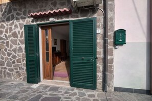 Exterior detail - Three-Room Apartment steps from Ghiaie Beach (Portoferraio)