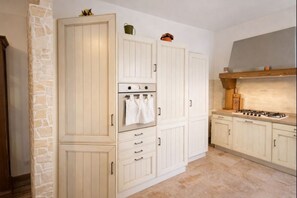 Fridge, microwave, oven, dishwasher - Porto Azzurro Home, just a few steps from the center and Pianotta Beach (Porto Azzurro)