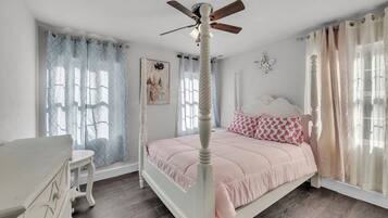 3 bedrooms, iron/ironing board, internet, bed sheets