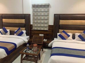 ห้องลักซ์ชัวรี่สวีท | เตียงพร้อมฟูกเสริมที่นอน, โต๊ะทำงาน, เตารีด/โต๊ะรีดผ้า, Wi-Fi ฟรี