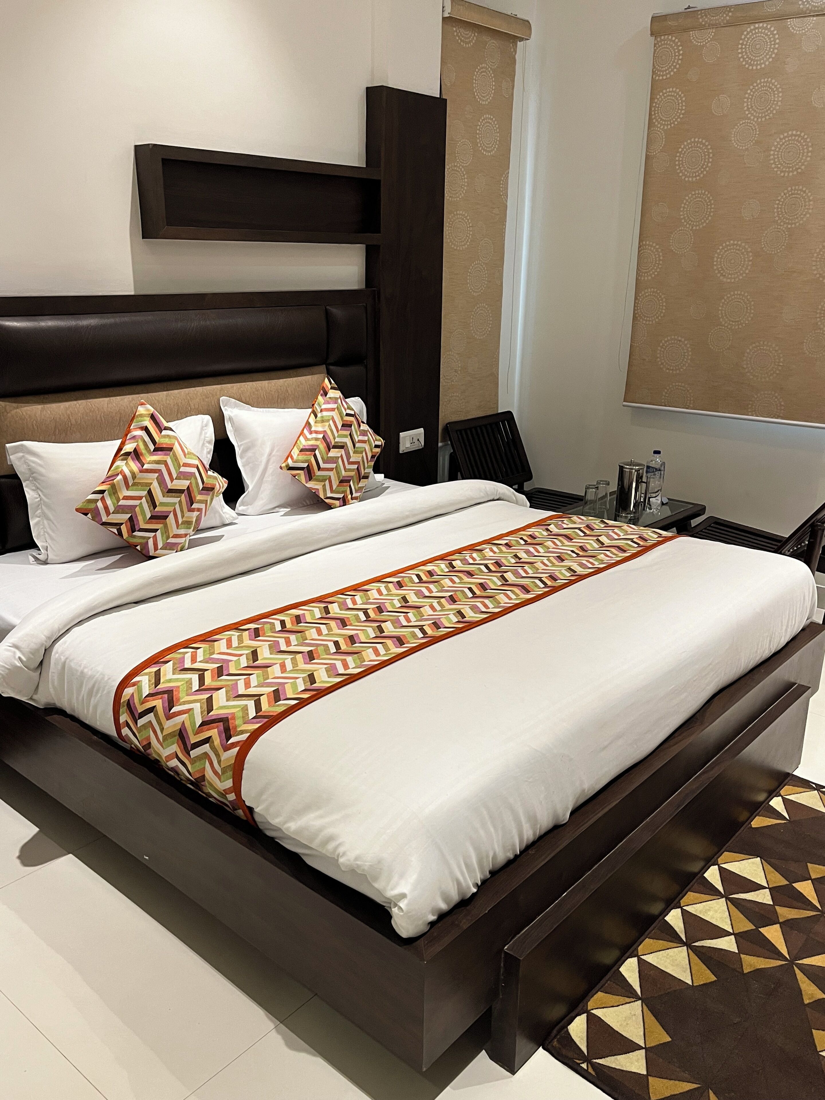 Luxury Suite | Living area | 36-inch LCD TV with cable channels, streaming services, printers