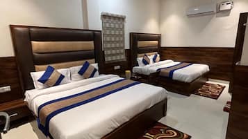 Pillowtop beds, desk, iron/ironing board, free WiFi