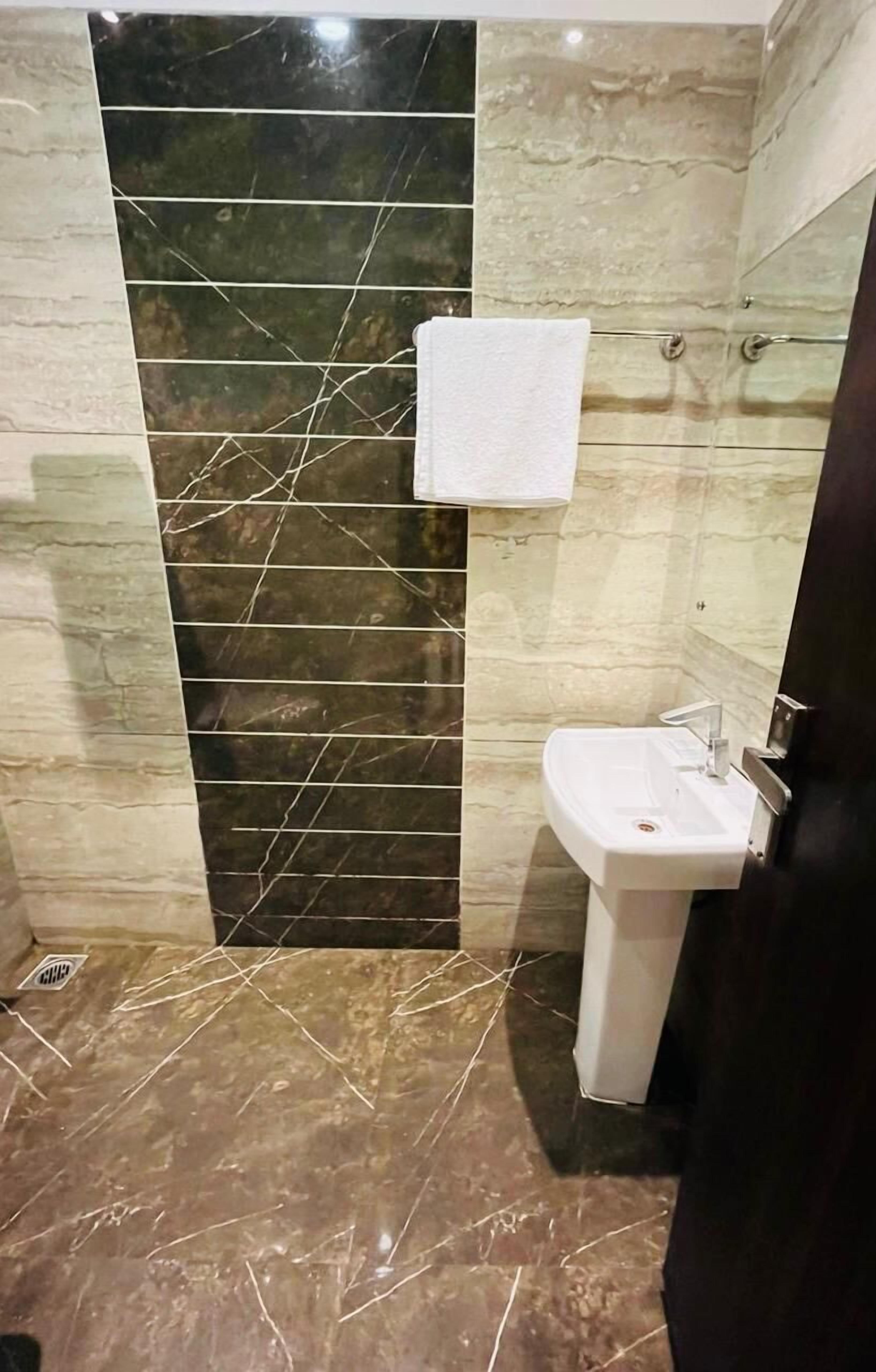 Luxury Triple Room | Bathroom | Slippers