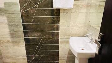 Luxury Triple Room | Bathroom | Slippers