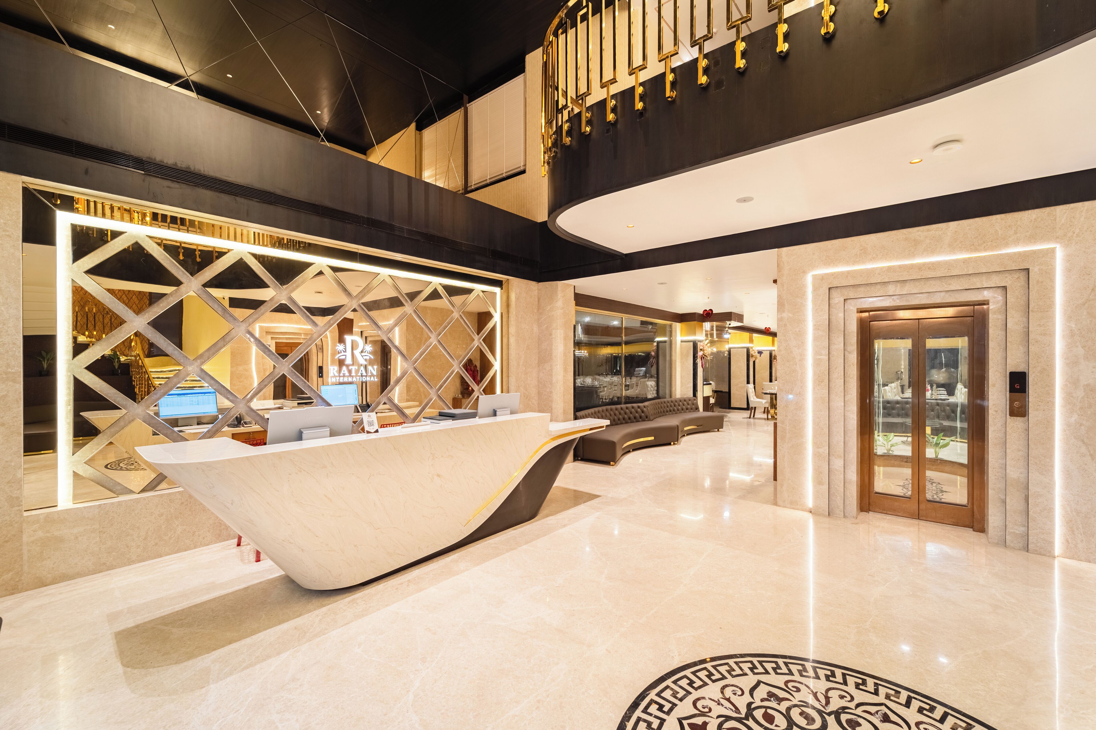 ฝ่ายต้อนรับ