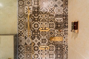 Shower, hair dryer, towels, soap - Ratan International  (Puducherry)