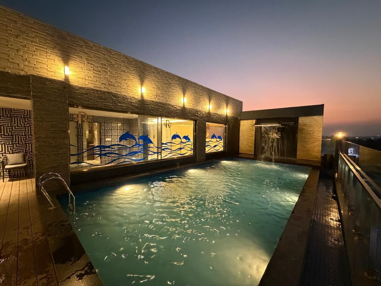 Una piscina al aire libre