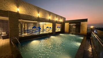 Una piscina al aire libre