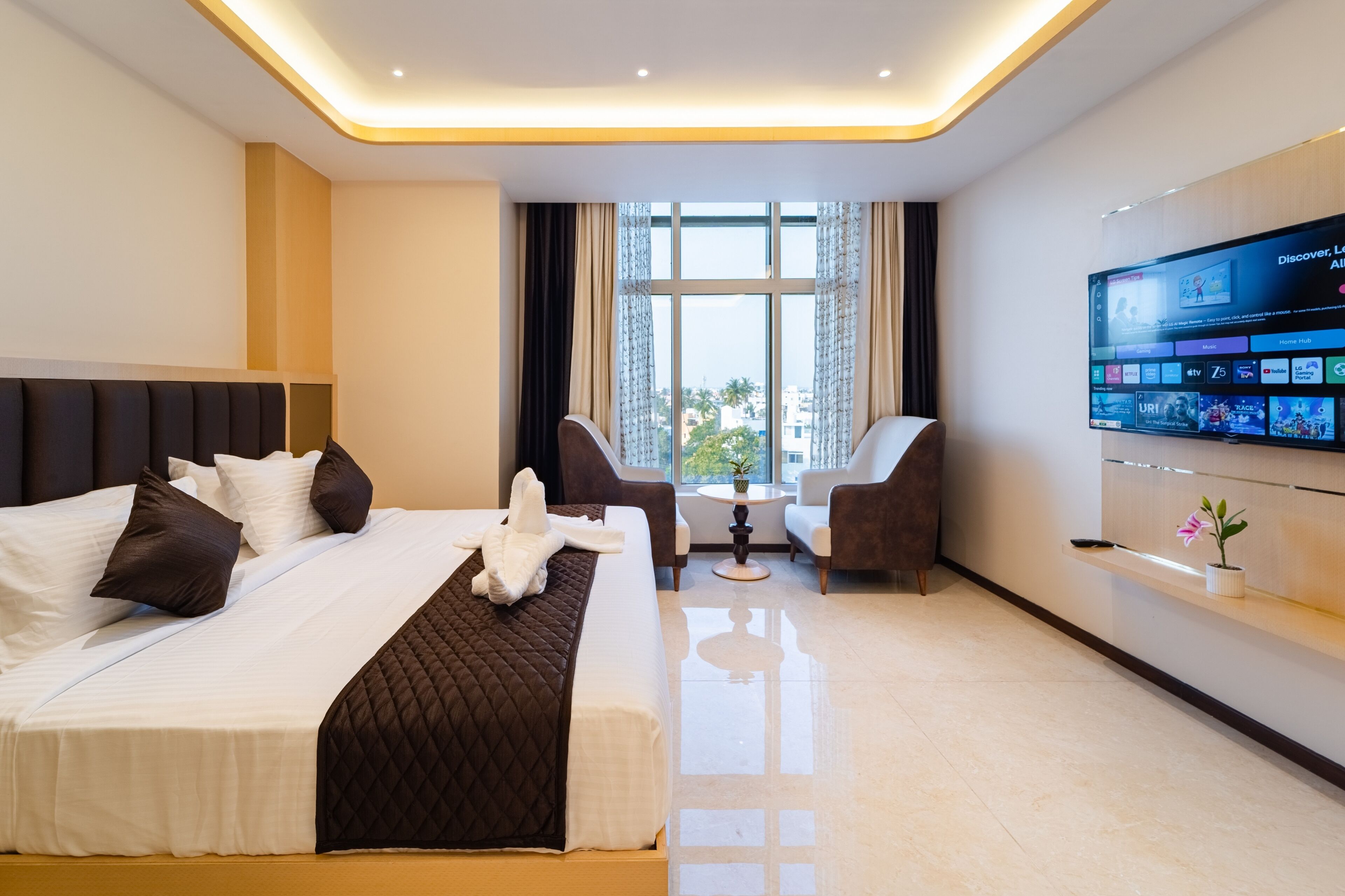 Caja de seguridad en la habitación y espacio para trabajar con laptop 