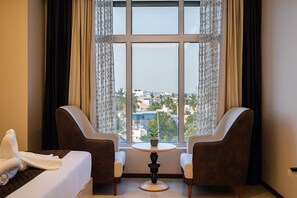 Una cassaforte in camera, postazione laptop, insonorizzazione