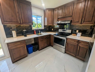Spacious 2BR | FREE Parking + 1.5 Bath | Near YUL