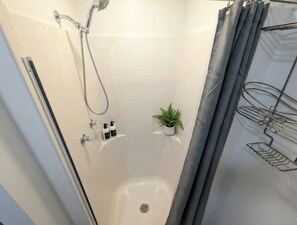 Hair dryer, towels, soap, toilet paper - Spacious 2BR | FREE Parking + 1.5 Bath | Near YUL (Laval)