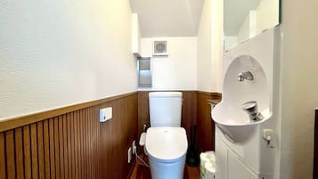 Apartment | Bathroom | Hair dryer, towels, shampoo, toilet paper