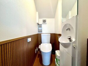 Apartment | Bathroom | Hair dryer, towels, shampoo, toilet paper - Yokohama Mega Stay (Yokohama)