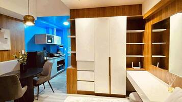 1 bedroom, desk, free WiFi, bed sheets