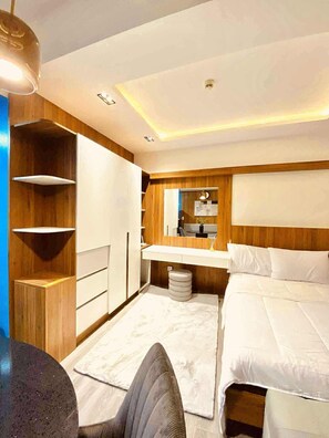 1 bedroom, desk, free WiFi, bed sheets - JayRhyn- Amani Condo (Davao City)