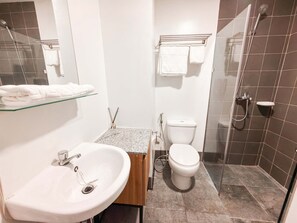 Een douche, een bidet, handdoeken, zeep