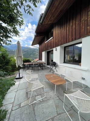 A patio with outdoor furniture, a grill, and a view of mountains. - MAURICETTE Chalet—Completely renovated in La Plagne, ideal for families (6 adults/4 children) (La Plagne Tarentaise)