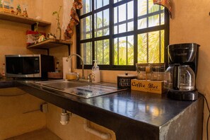 Réfrigérateur, micro-ondes, cafetière/bouilloire