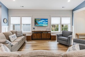 Smart TV - Beautiful Home | Short Walk To The Beach | Pool (Oak Island)