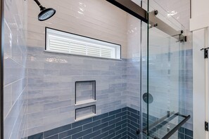 Douche, serviettes fournies, shampoing, papier toilette