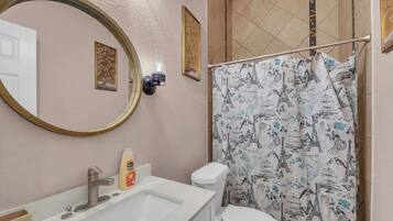 Een haardroger, handdoeken, zeep, toiletpapier