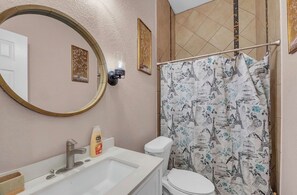 Hair dryer, towels, soap, toilet paper - Haven On Earth (Killeen)