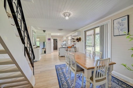 Dining. COUNTRY ESCAPE ON THE BEAUTIFUL MCDONALD RIVER.