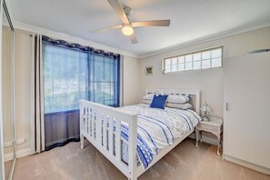 Room - Country escape on the beautiful McDonald River. (Bendemeer)