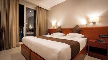 Kahden hengen deluxe-huone, parveke | Työpöytä, kannettavalle tietokoneelle sopiva työtila, ilmainen Wi-Fi