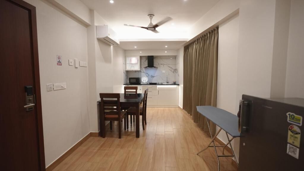 Superior Suite, Balcony | Dining