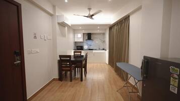 Superior Suite, Balcony | Dining