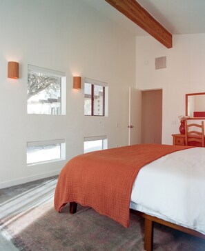 Tabla de planchar con plancha, wifi y ropa de cama 