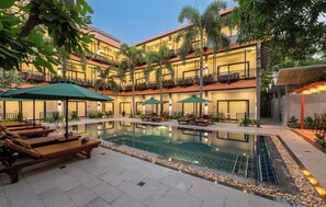 Hồ bơi trong nhà, mở cửa từ 8:00 đến 21:00, lều miễn phí