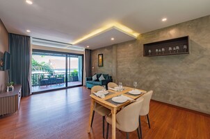 Luxury Suite, Pool View | Dining