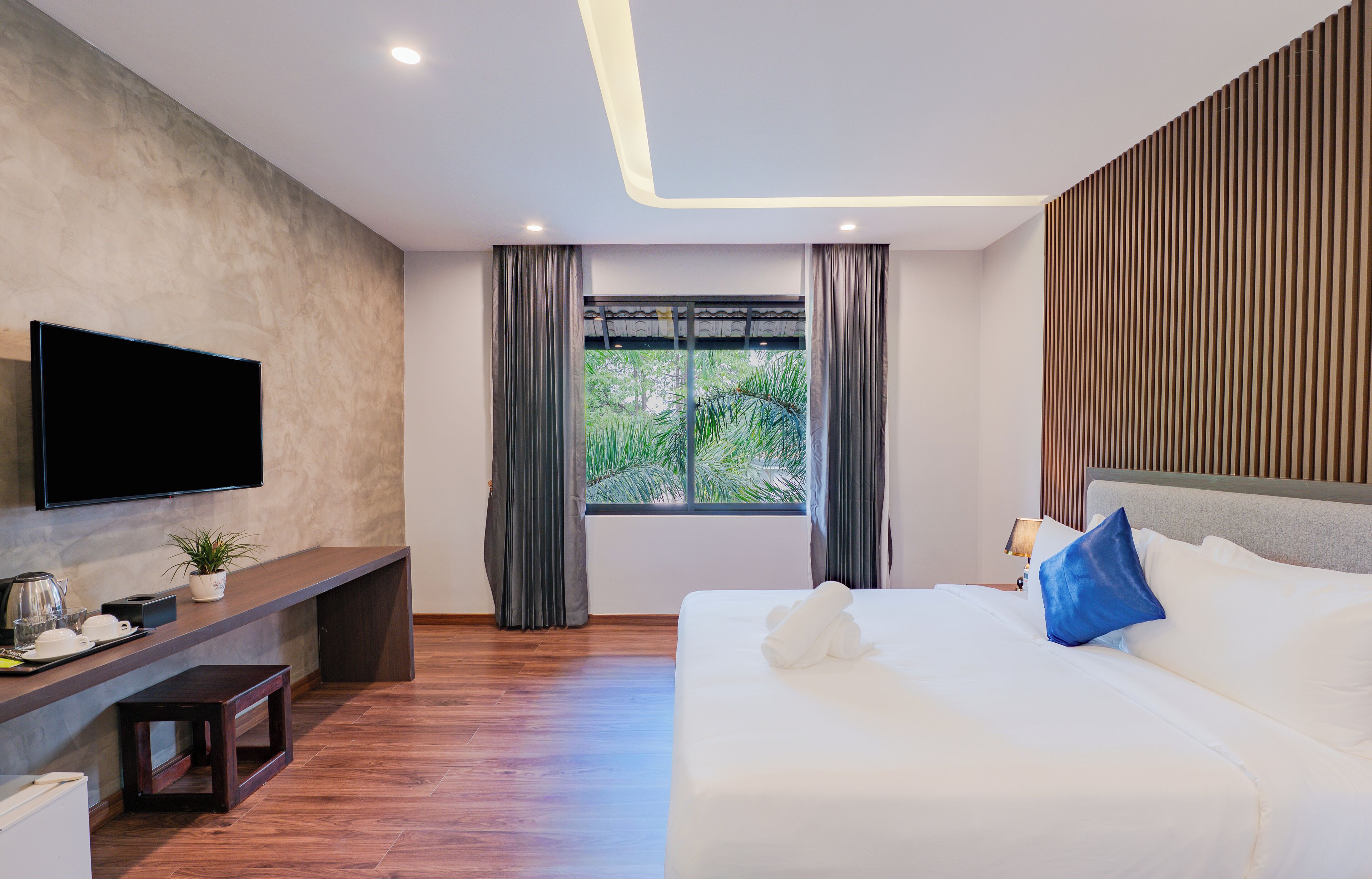 Luxury-Suite, Poolblick | Zimmersafe, schallisolierte Zimmer, Bügeleisen/Bügelbrett