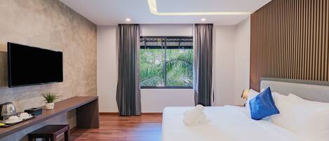 Luxury-Suite, Poolblick | Zimmersafe, schallisolierte Zimmer, Bügeleisen/Bügelbrett