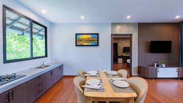 Suite de lujo, vistas a la piscina | Cocina básica privada