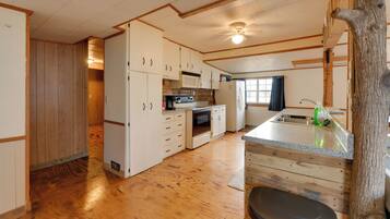 Køleskab, mikrobølgeovn, kogeplade, opvaskemaskine