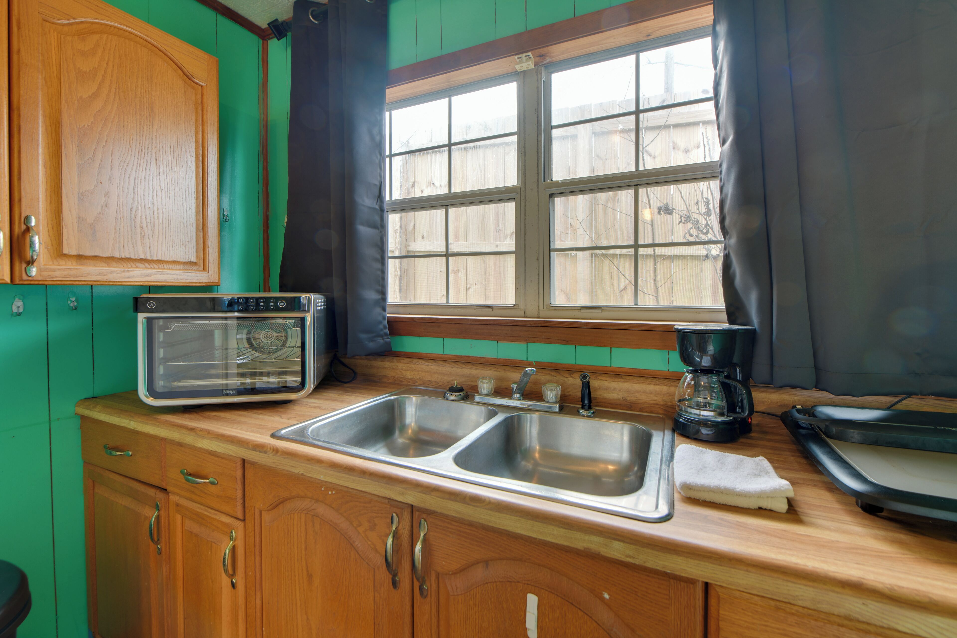 Réfrigérateur, cafetière/bouilloire, grille-pain