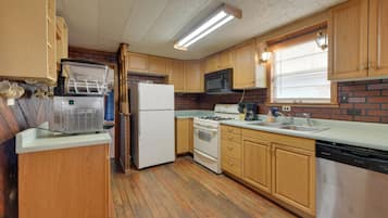 Een koelkast, een magnetron, een kookplaat, een vaatwasser