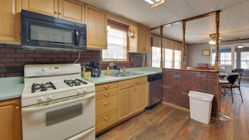 Fridge, microwave, stovetop, dishwasher