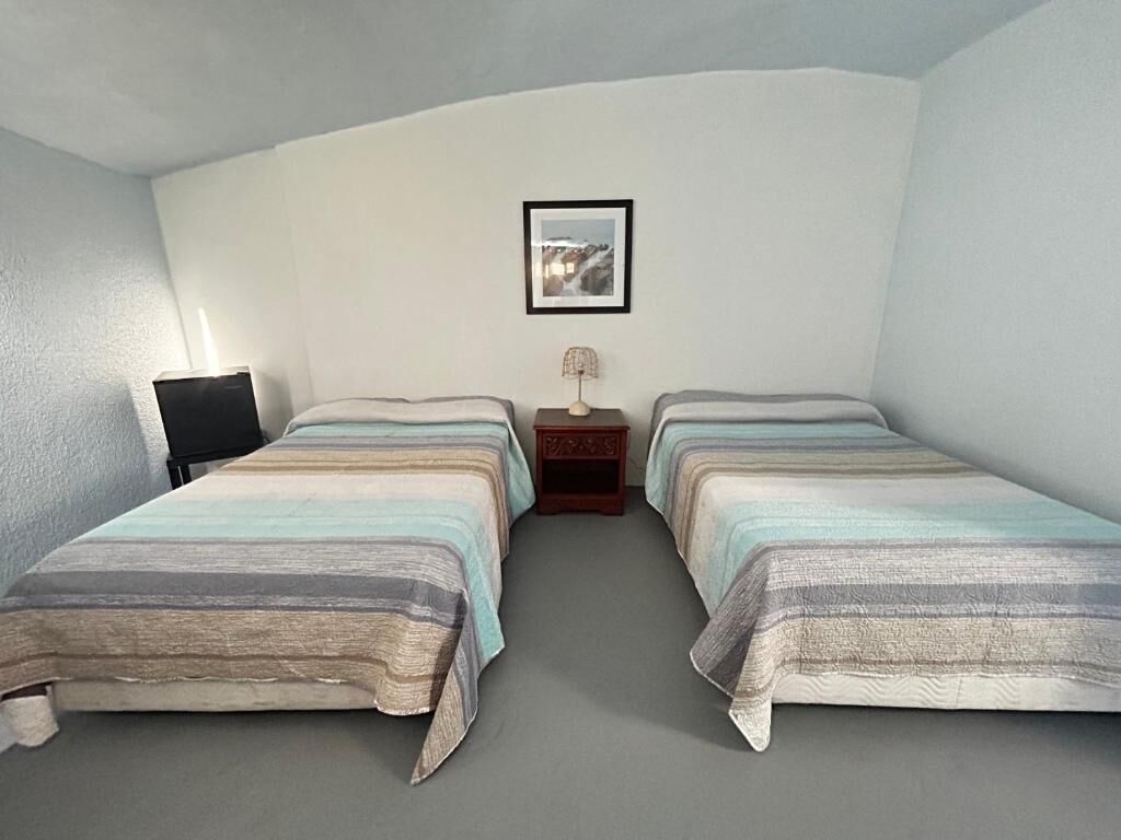 Espacio para trabajar con laptop y tabla de planchar con plancha 