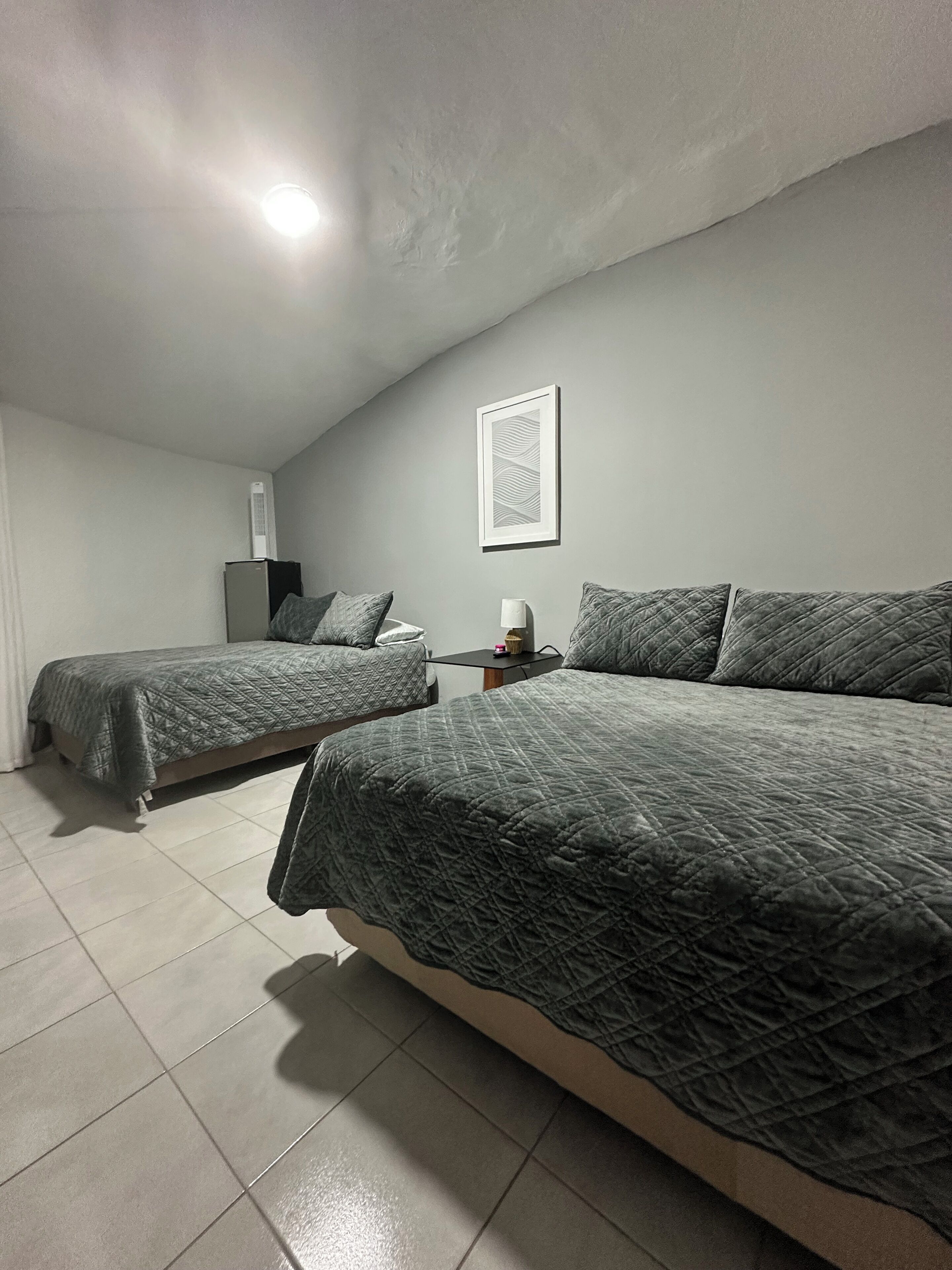 Quarto casal básico, para não fumantes, aceita animais de estimação | Espaço de trabalho para notebook, ferros/tábuas de passar roupa