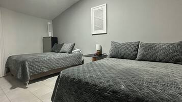 Quarto casal básico, para não fumantes, aceita animais de estimação | Espaço de trabalho para notebook, ferros/tábuas de passar roupa