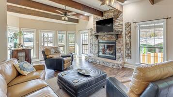 TV, fireplace