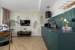 Kühlschrank, Mikrowelle, Herdplatte, Geschirrspüler