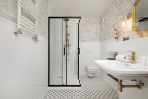 Dusche, Haartrockner, Handtücher, Shampoo