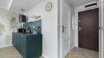 Kühlschrank, Mikrowelle, Herdplatte, Geschirrspüler